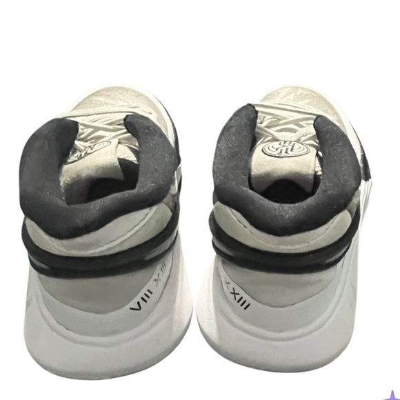 Nike Sneakers small stain some peeling last pic - Picture 2 of 8